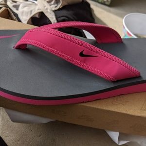 Nike Shoes - Women's Nike Pink & Grey Thong Sandals 9M NWT Nike Shoes - Women's Nike Pink & Grey Thong Sandals 9M NWT